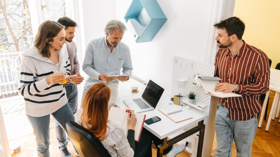 Entrepreneur confiant déléguant des tâches pour se concentrer sur ses priorités