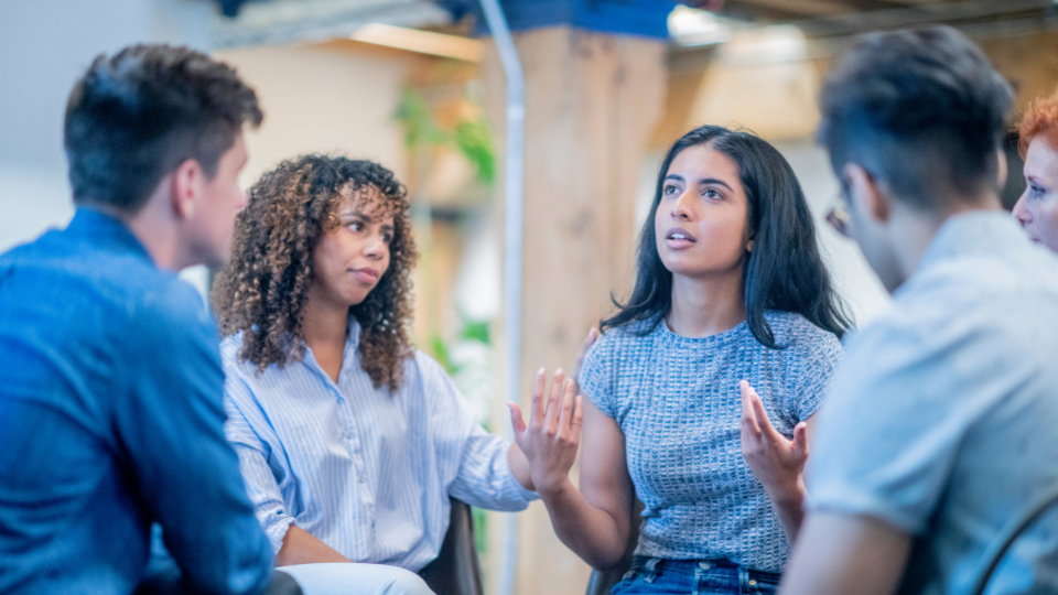 Entrepreneur partageant ses difficultés avec un pair pour obtenir du soutien 