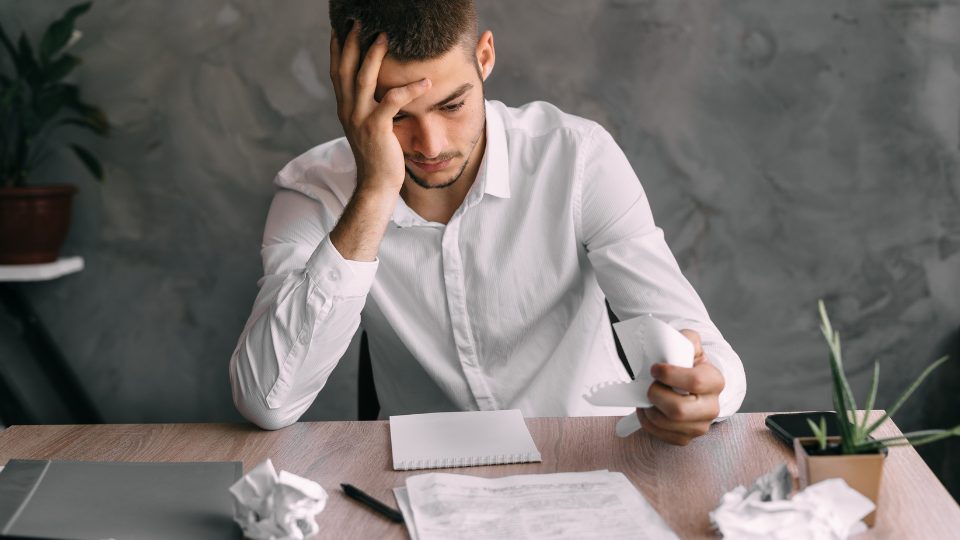 Entrepreneur surchargé avant la mise en place des processus de scaling