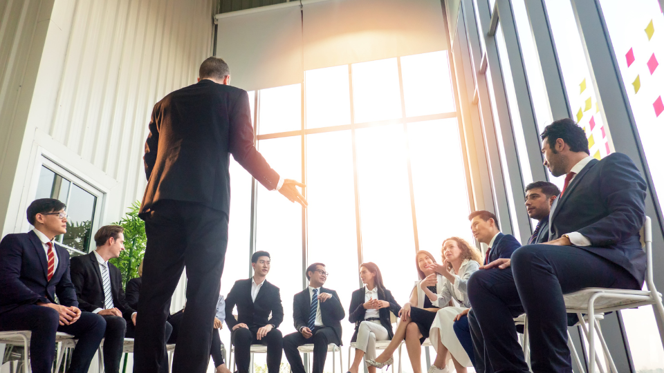 Groupe d’entrepreneurs en mastermind partageant idées et soutien