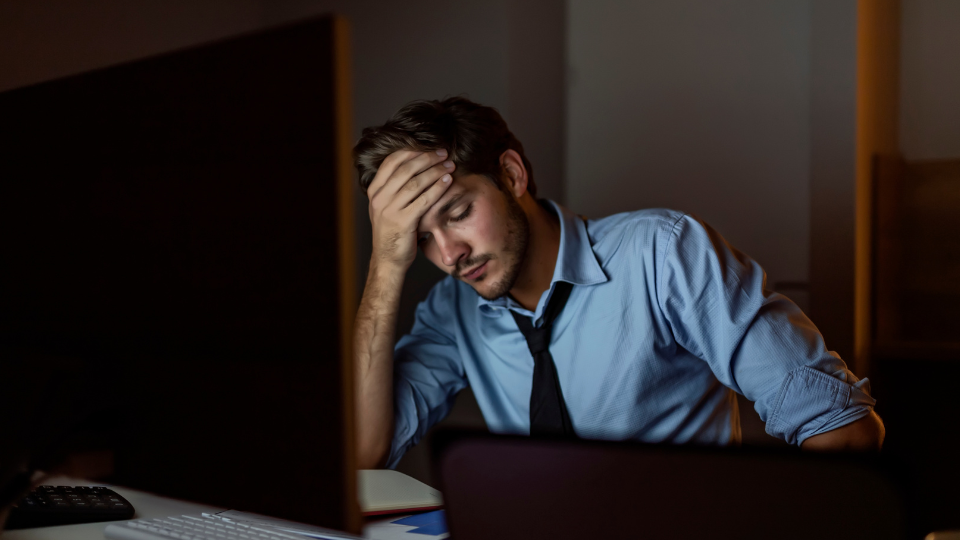 Solitude de l’entrepreneur travaillant tard devant son écran, stress et réflexion