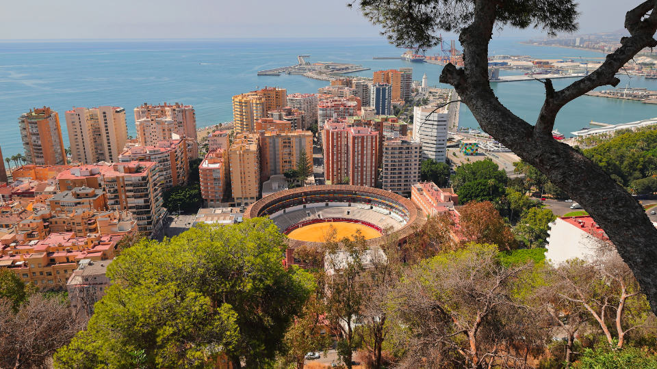 Entrepreneurs en cercle restreint lors d'un mastermind BeFounder à Malaga, travaillant sur la stratégie et le positionnement