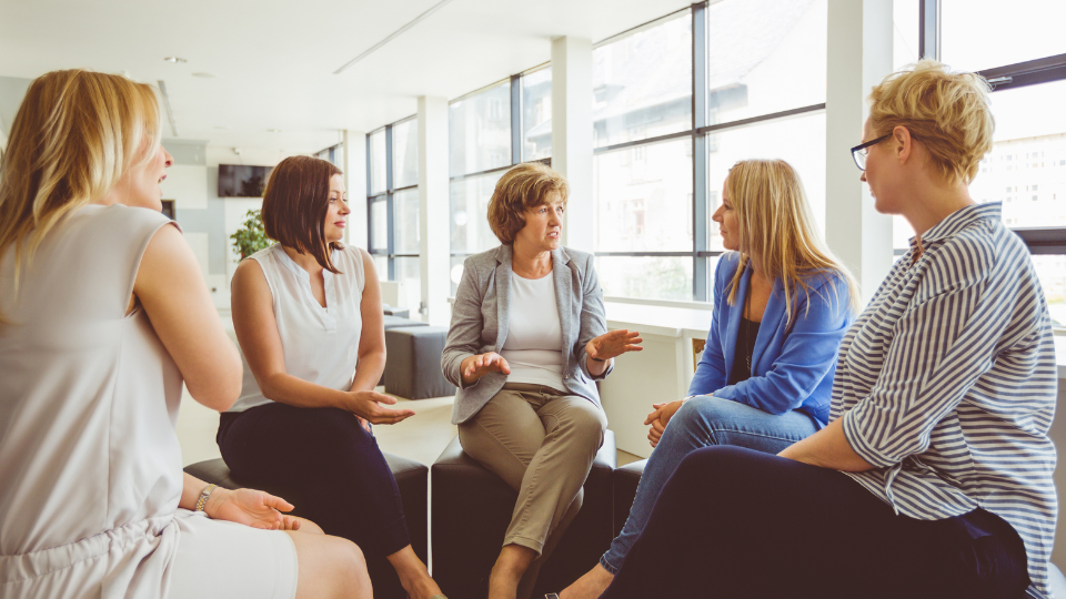 Groupe d’entrepreneurs partageant idées et expériences