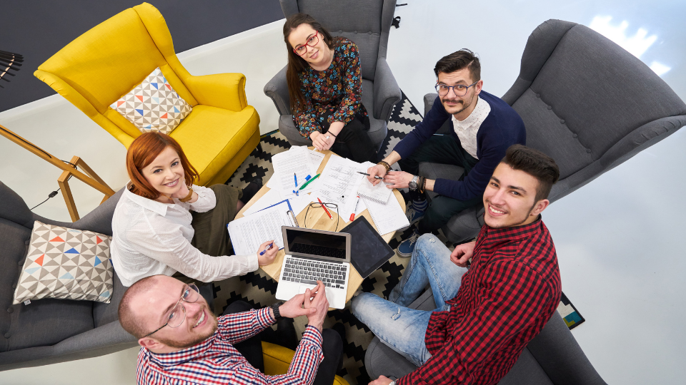 Réunion de mastermind entre entrepreneurs engagés