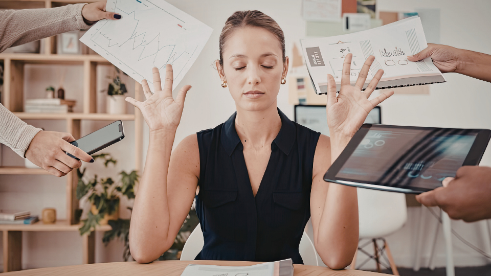Entrepreneur débordé gérant des tâches quotidiennes et urgences<br />
