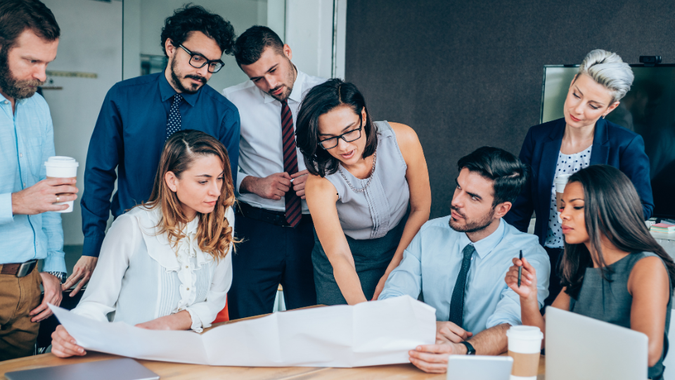 Table ronde de chefs d'entreprise pour échanges et planification business