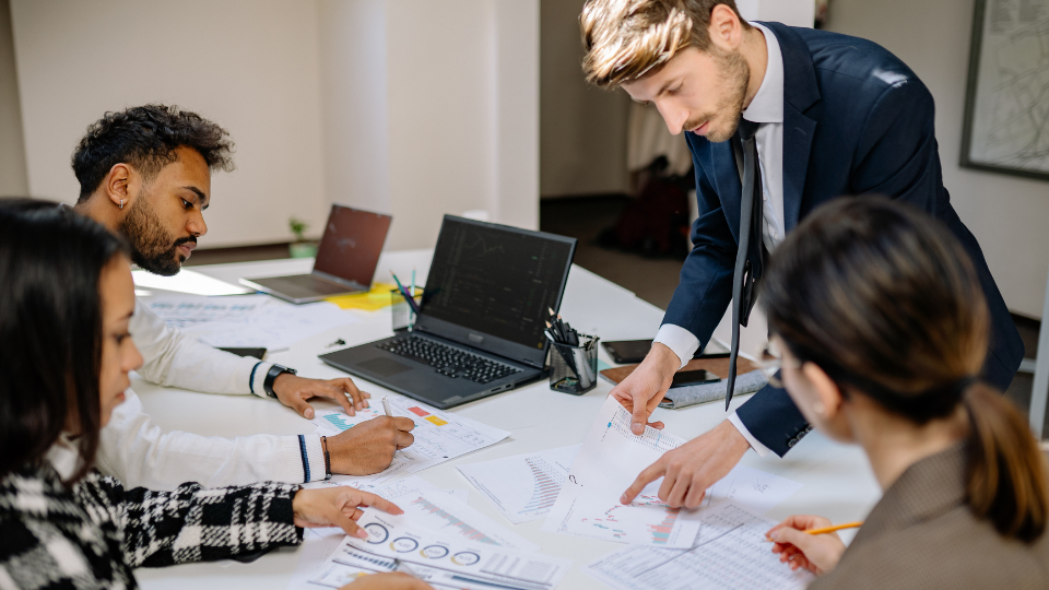 Tableau de bord et équipe autonome symbolisant la sortie de l’opérationnel