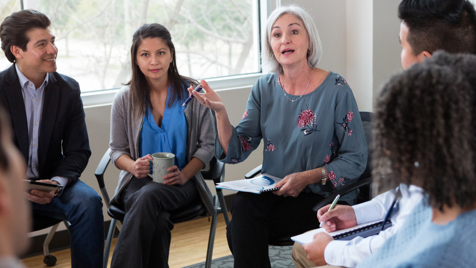 facilitateur mastermind animant un groupe d’entrepreneurs en intelligence collective